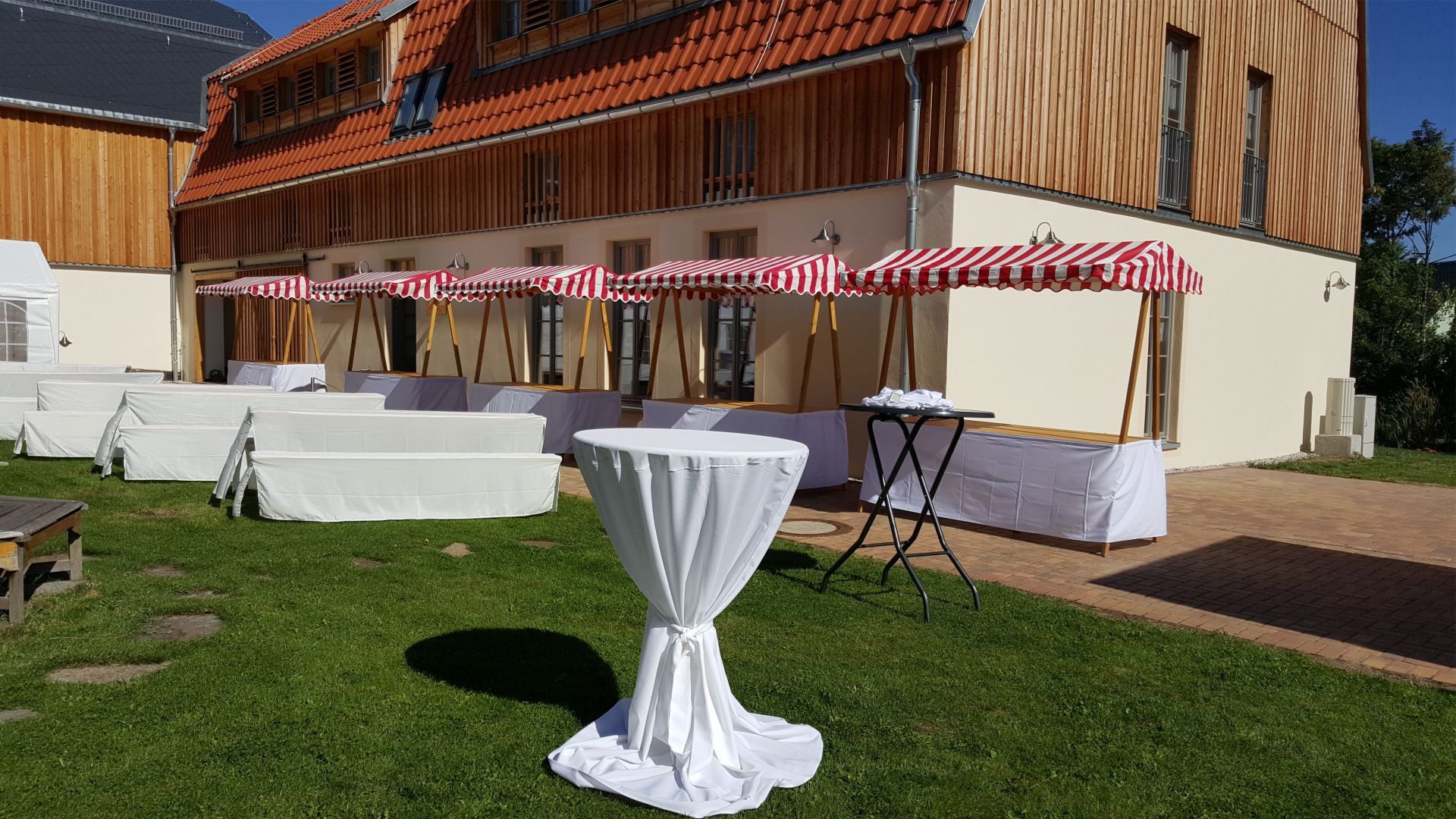 Marktstand fuer Hoffesterot- weiss- gestreift- mieten im Markthuetten- Shop von eventTIME