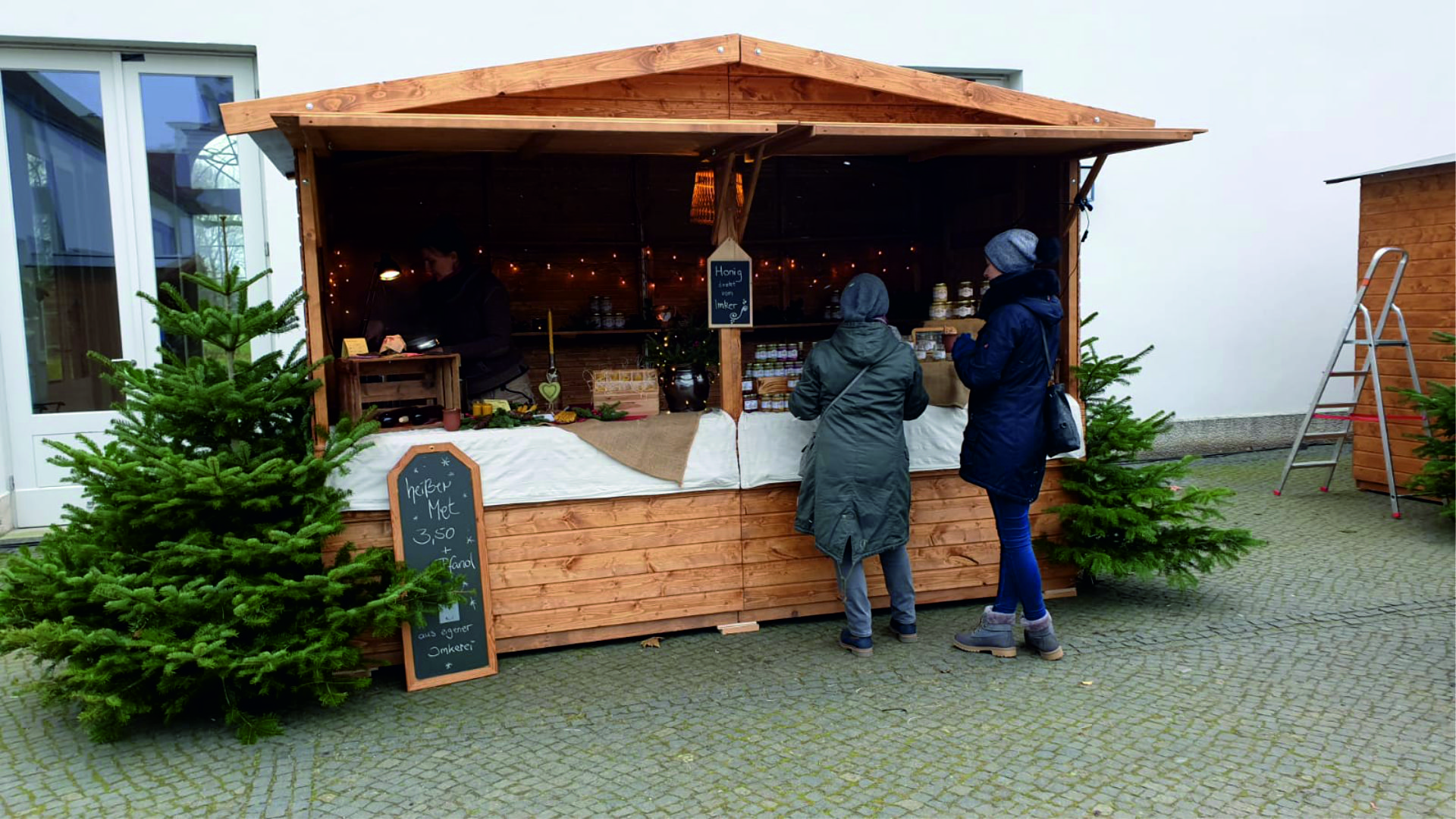 Verkaufshuette für den Weihnachtsmarkt im gewünschten Disign bei eventTIME im Markthuetten -Shop kaufen