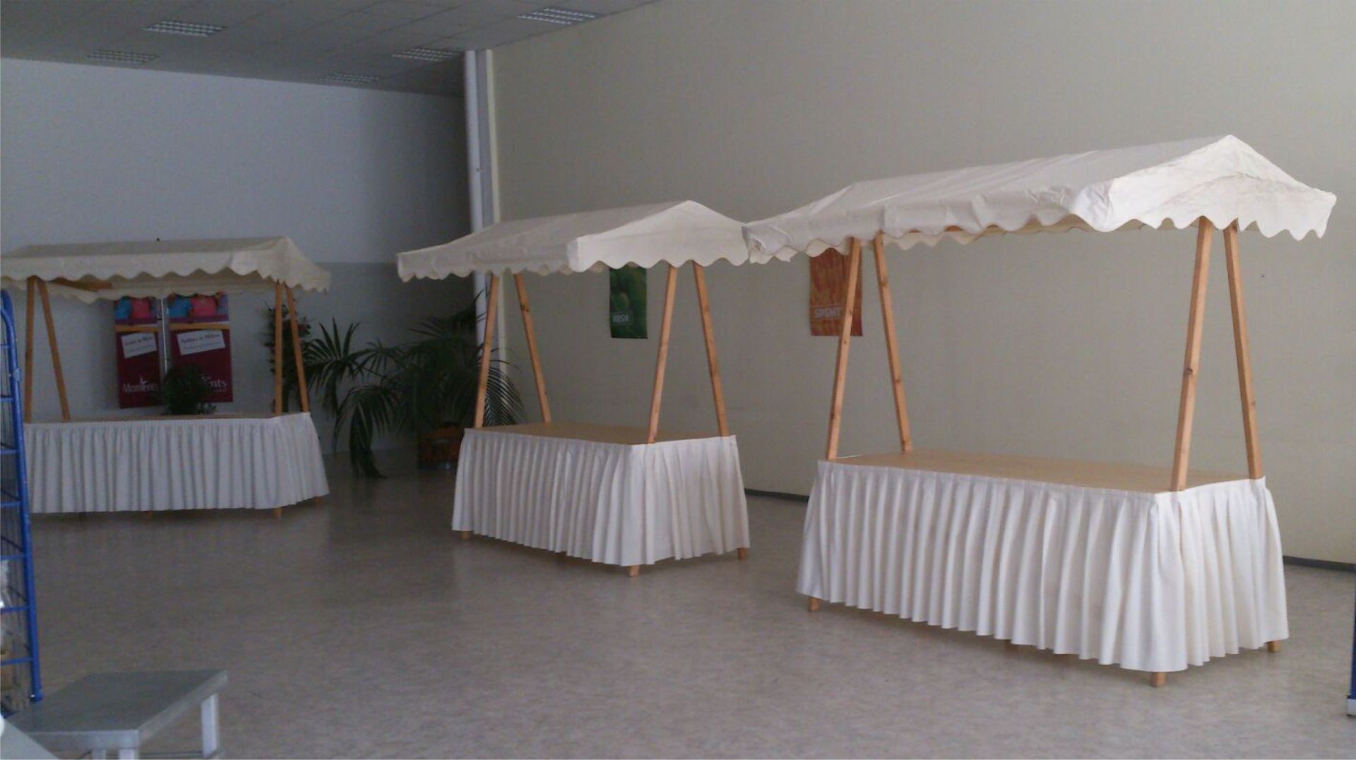 naturfarbener Marktstand mit Skirting- mieten Markthuetten- Shop