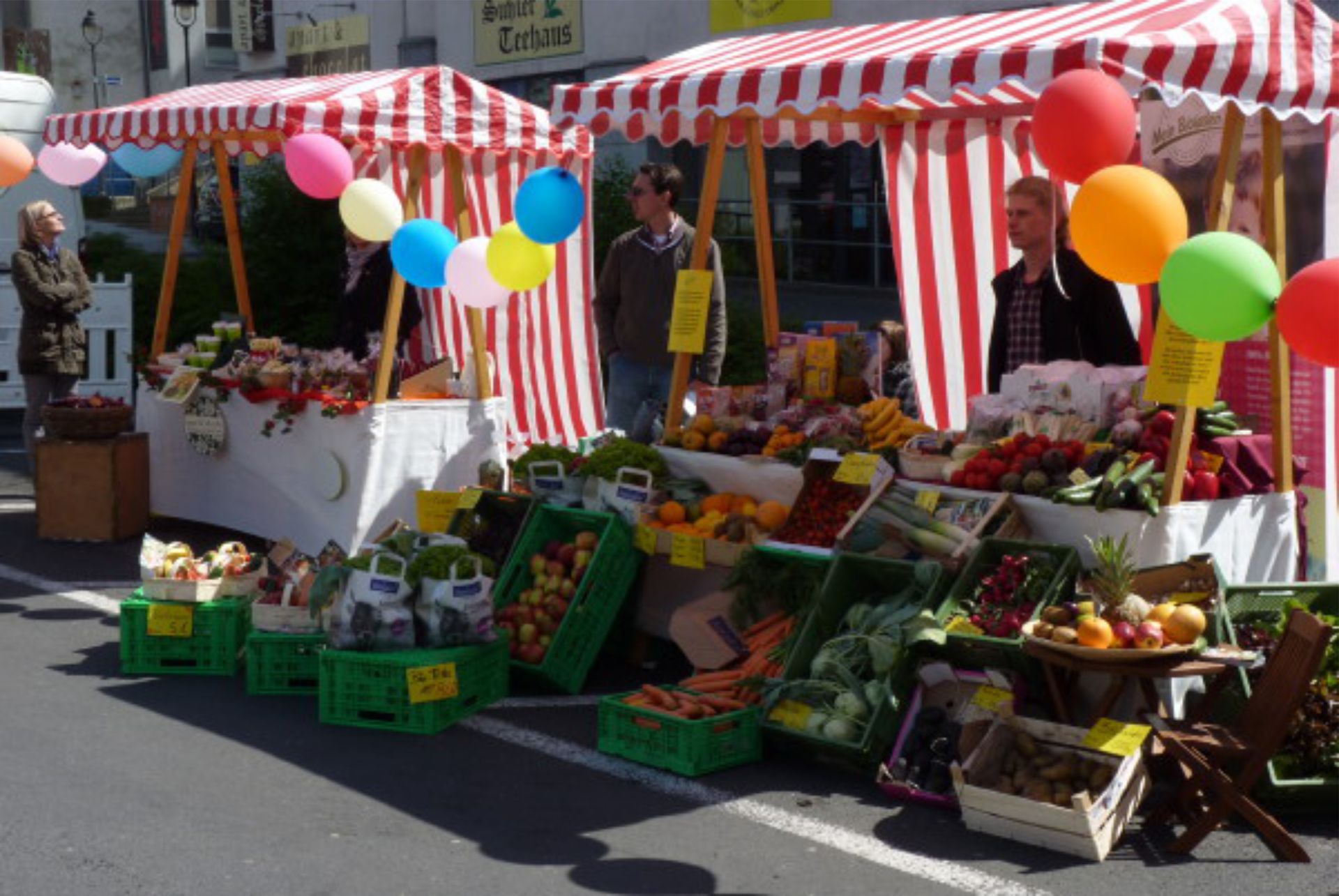 rot weiss gestreifter Stand- mieten oder anfertigen lassen im Markthuetten- Shop