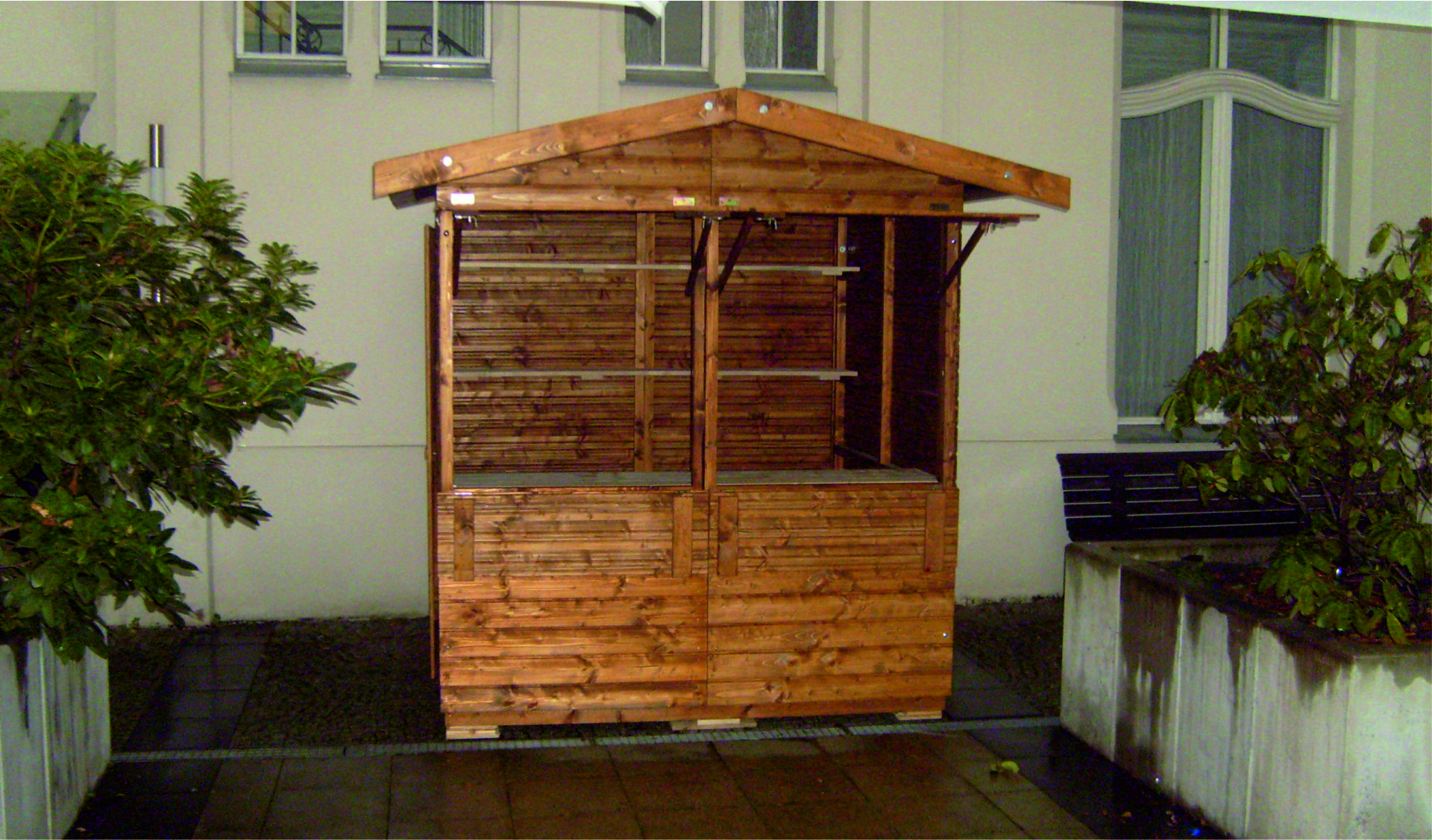 Verkaufsstand 2m x 1,80 m  zwei Fenster- anfertigen lassen bei Markthuetten- Shop